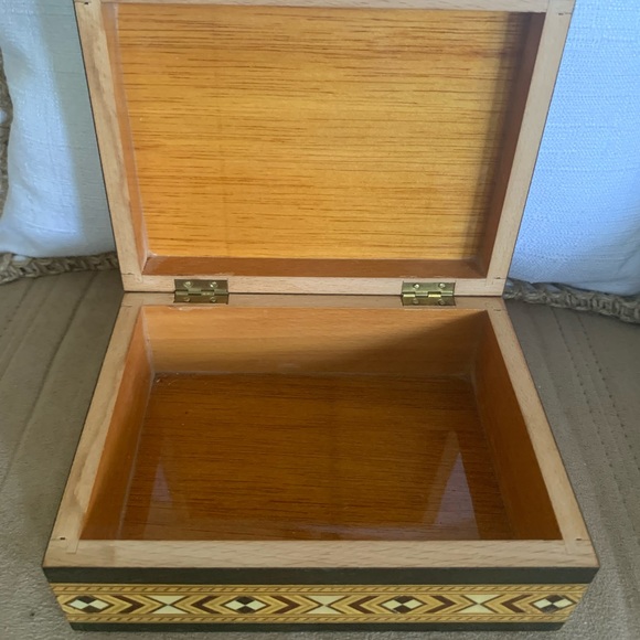 Beautiful Middle East Syrian inlaid box - Picture 10 of 10